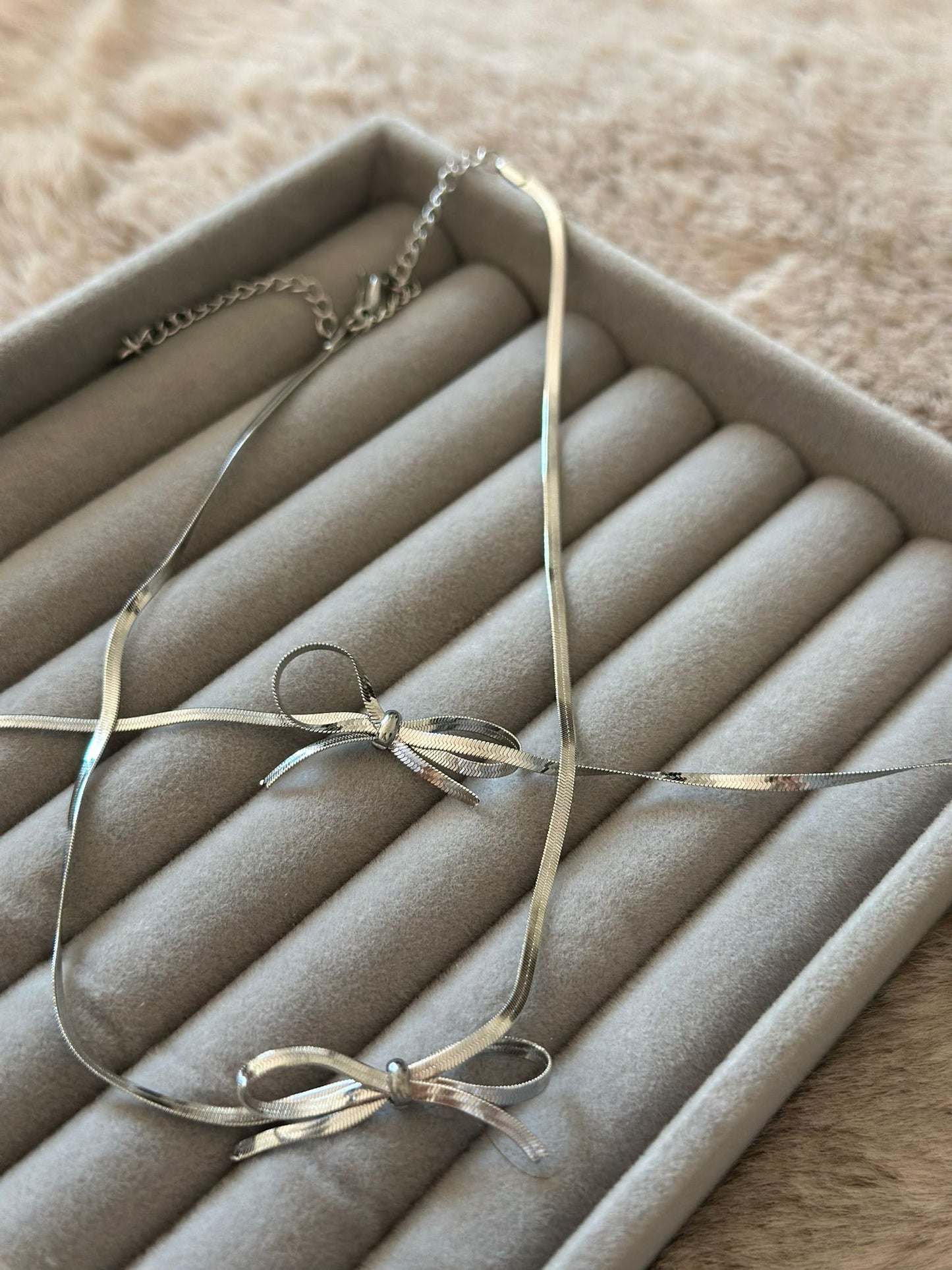 Collana e bracciale fiocco